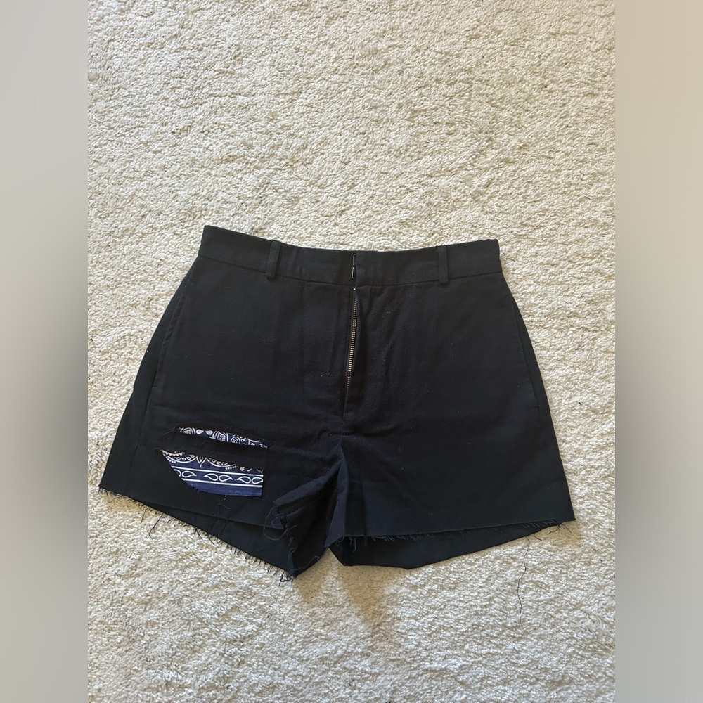Super cute details, black shorts